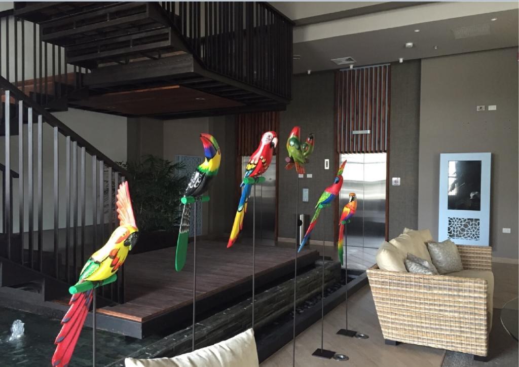 Ghl Hotel Монтерія Екстер'єр фото Parrots at the lobby